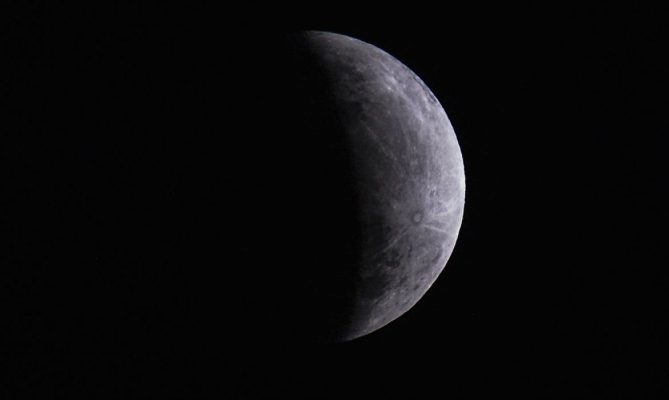 Eclipse parcial da Lua poderá ser observado nesta madrugada; entenda