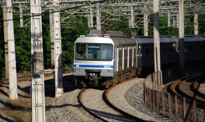 Greve continua, mas metrô de BH volta a funcionar com escala mínima