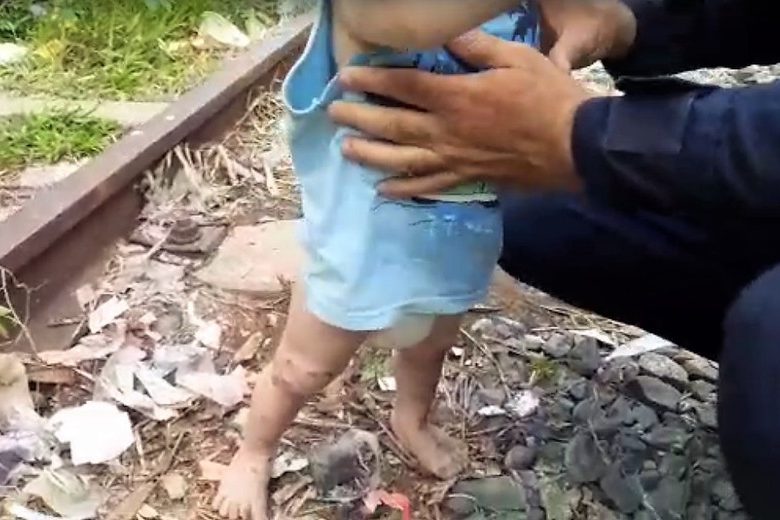 Bebê de um ano é resgatado sozinho em linha férrea em Sorocaba