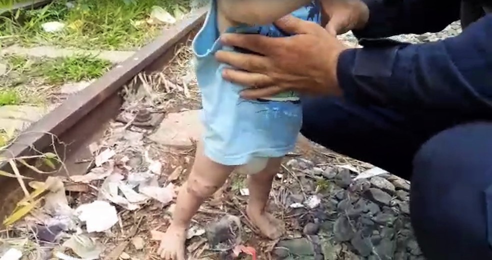 Bebê de um ano é resgatado sozinho em linha férrea em Sorocaba