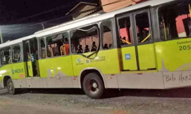 Torcida organizada quebra ônibus