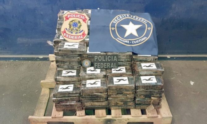 Cães farejadores localizam e Polícia Federal apreende 265 kg de cocaína