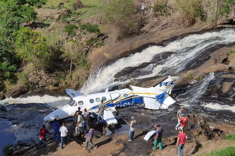 Avião da Marília Mendonça: polícia militar impediu que roubassem pertences