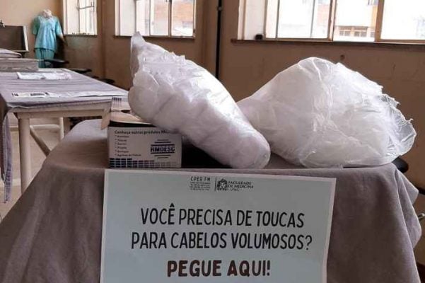 UFMG distribui toucas para cabelos volumosos