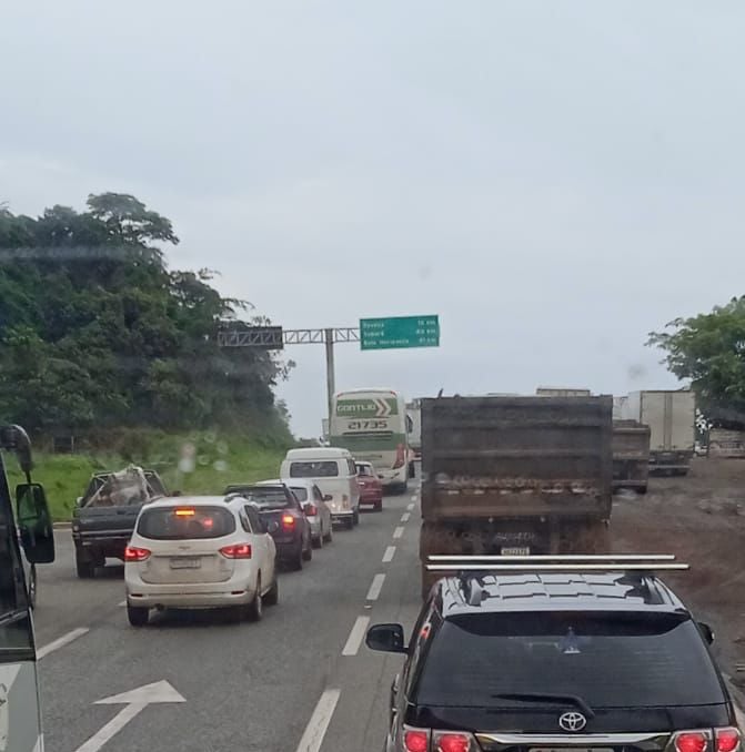 Trânsito ficou complicado na BR-381