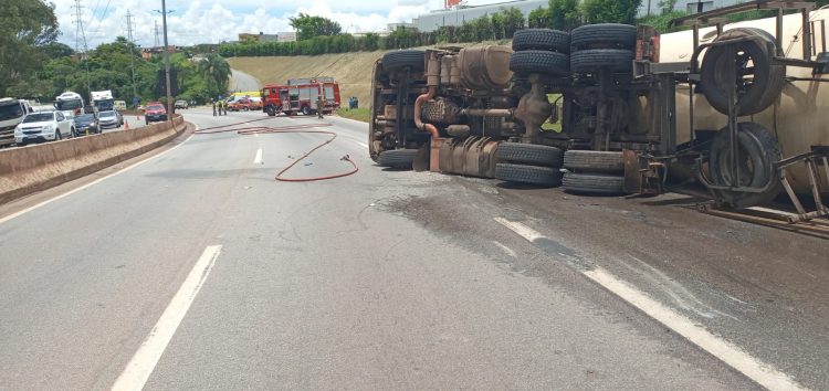 Risco de explosão: caminhão-tanque tomba e interdita BR-040