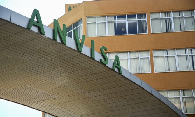 Ômicron: Anvisa pede dados sobre vacinas já autorizadas no país
