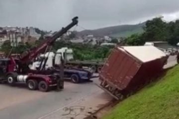 Carreta cai em canaleta na BR-381 e causa congestionamento de 20 km