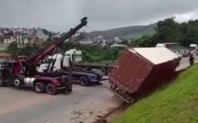 Carreta cai em canaleta na BR-381 e causa congestionamento de 20 km