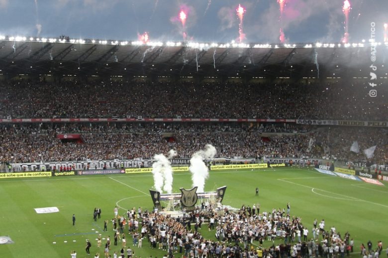 Atlético-MG vence o Bragantino com viradas, entrega da taça e festa no Mineirão