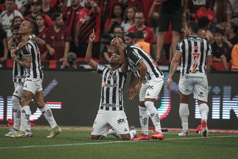 Com parte do elenco, Atlético-MG desembarca em BH com a taça da Copa do Brasil