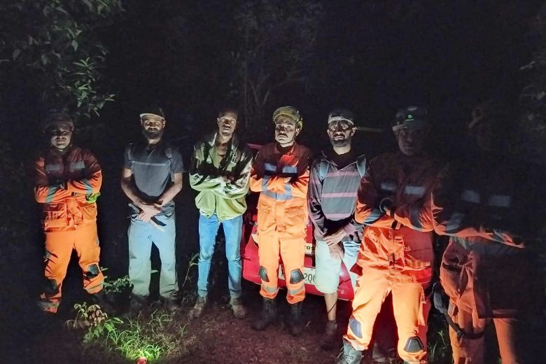 Homens se perdem em trilha em mata fechada e são resgatados por bombeiros