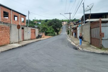 Ruas dos bairros Promorar e Campos Elísios recebem asfalto, em Monlevade