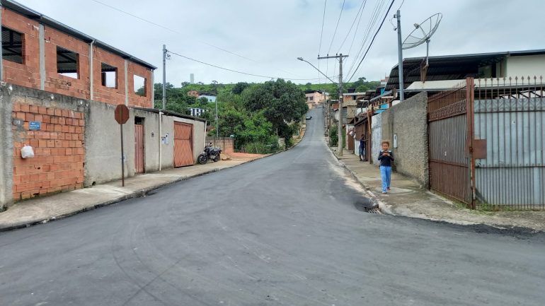 Ruas dos bairros Promorar e Campos Elísios recebem asfalto, em Monlevade