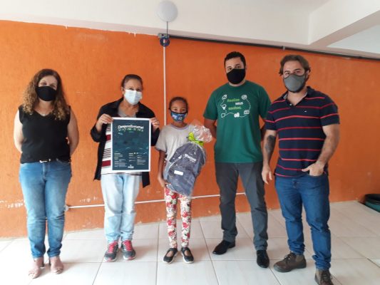 Foto: Luiza Helena (diretora), Luzinete Xavier (professora), Tifany Caetano (aluna), Fernando Pizate (Gerente de Relacionamento do Sicoob) e Rafael Guedes (vice-diretor)