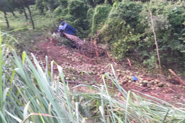 Caminhão tomba na BR-381 e duas pessoas ficam gravemente feridas