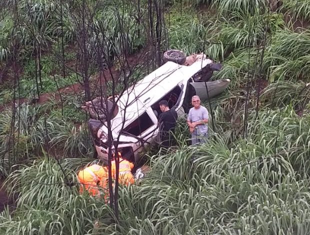 Acidente mobiliza helicóptero dos bombeiros na BR-381, em Caeté