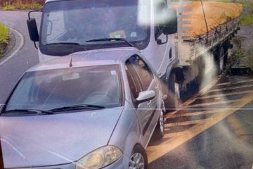Caminhão bate na traseira de Palio na estrada do Forninho