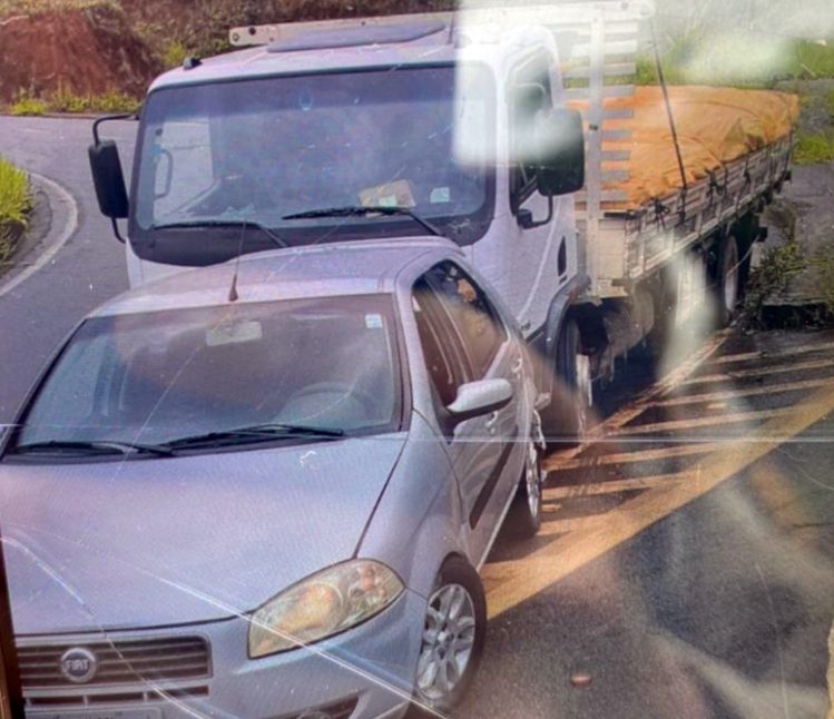 Caminhão bate na traseira de Palio na estrada do Forninho