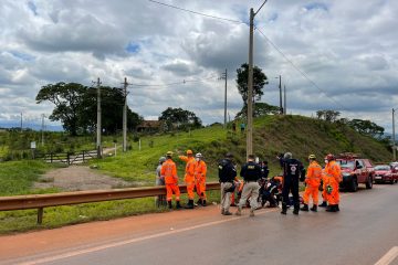 Homem sobe em poste de alta tensão e sofre descarga elétrica, em Betim