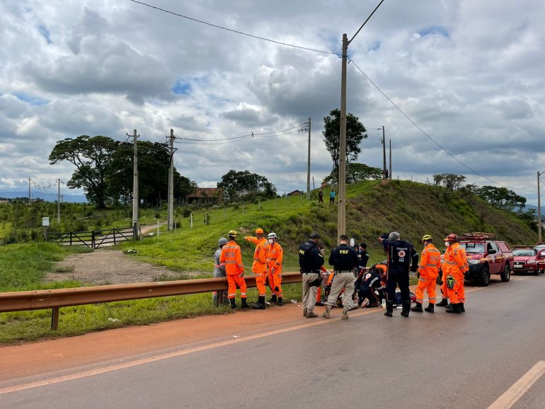 Homem sobe em poste de alta tensão e sofre descarga elétrica, em Betim
