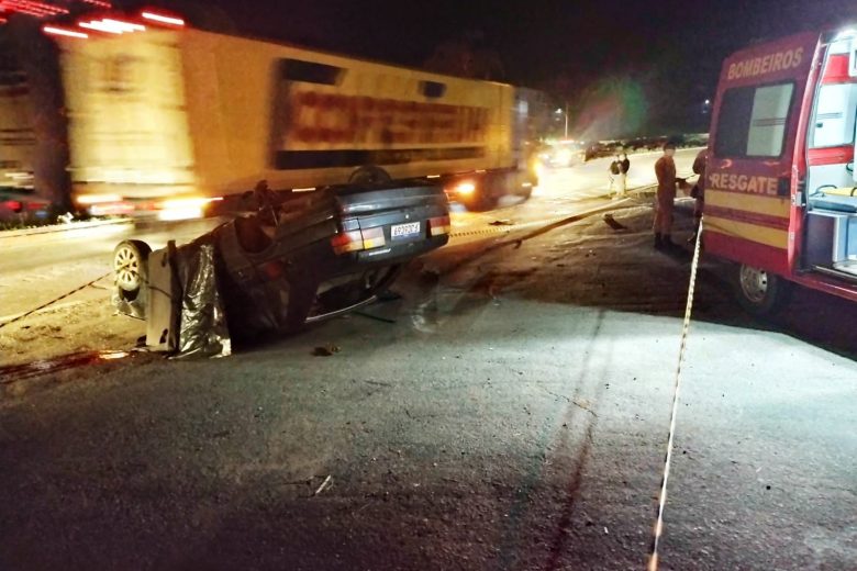 Mulher morre em colisão entre carro e moto na BR-262