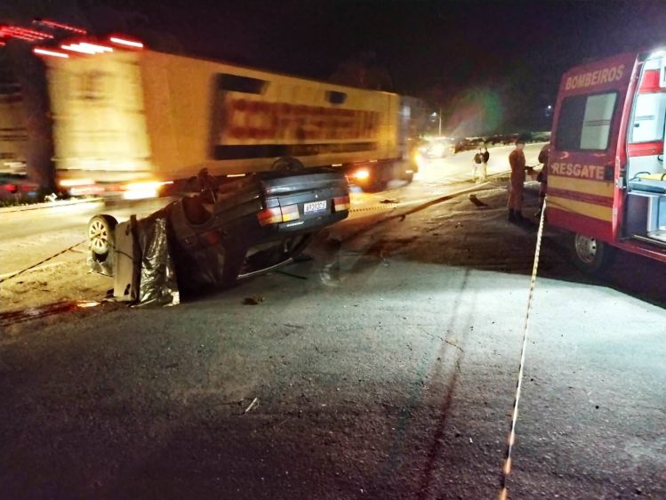 Mulher morre em colisão entre carro e moto na BR-262