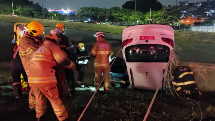 Veículo capotou na Via Expressa