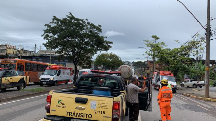 Colisão entre carreta e moto deixa homem gravemente ferido