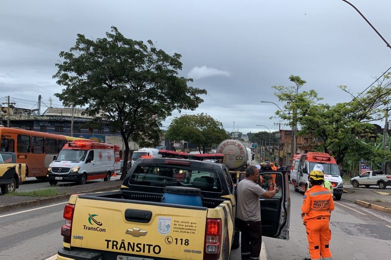 Motociclista fica gravemente ferido após colidir contra carreta em BH