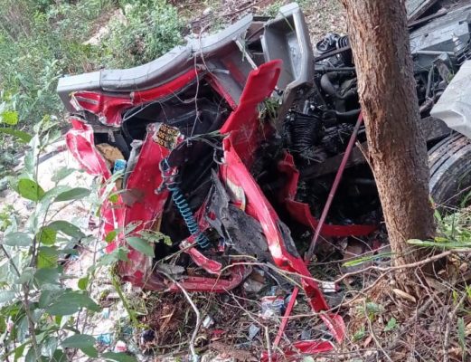 caminhao-cai-em-ribanceira-e-motorista-fica-preso-as-ferragens-na-br-381