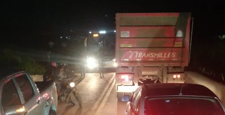 motociclista-fica-ferido-em-colisao-com-carreta-na-br-381