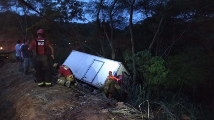 Motorista fica preso às ferragens e resgate dura mais de 2 horas