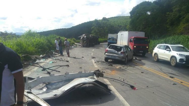 Carreta tomba e atinge outros três veículos interditando a BR-381