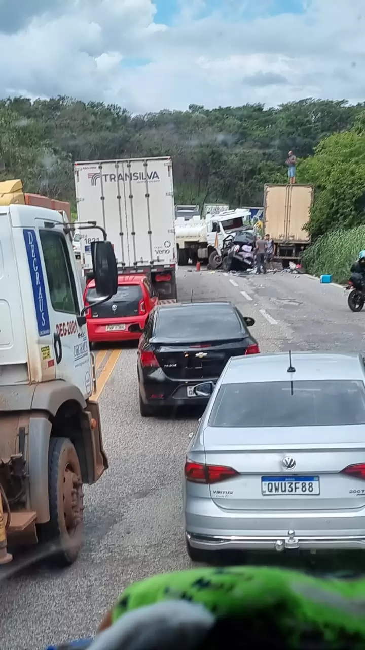 Acidente grave interdita BR-381 em Sabará