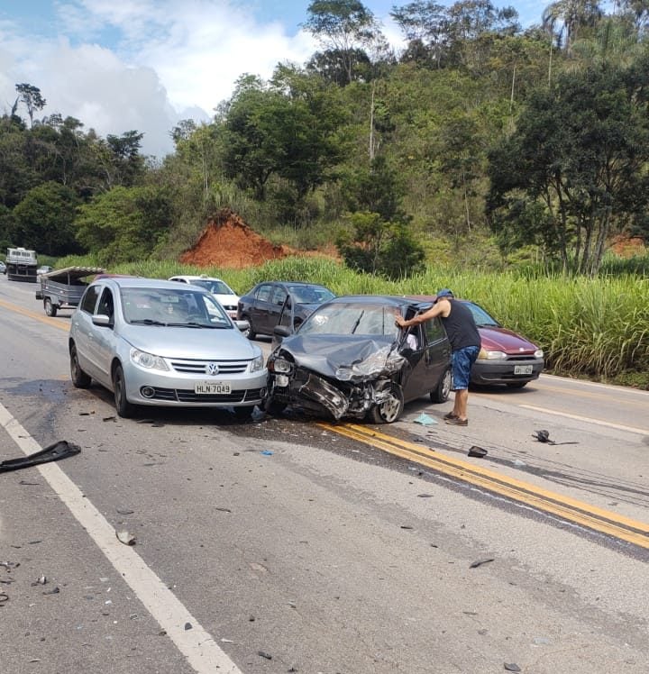 Acidentes deixam o trânsito complicado na manhã desta quinta-feira na BR-381