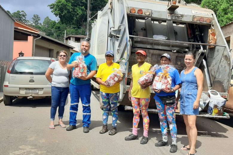 Em Itabira, garis e varredores de rua ganham presentes dos moradores