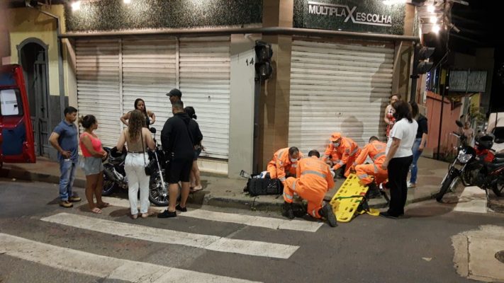 jovem-e-socorrido-pelos-bombeiros-apos-acidente-no-centro-de-itabira