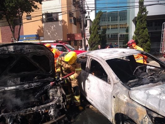 incendio-em-veiculos-mobiliza-bombeiros-em-ipatinga