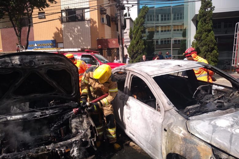 Incêndio em veículos mobiliza bombeiros em Ipatinga