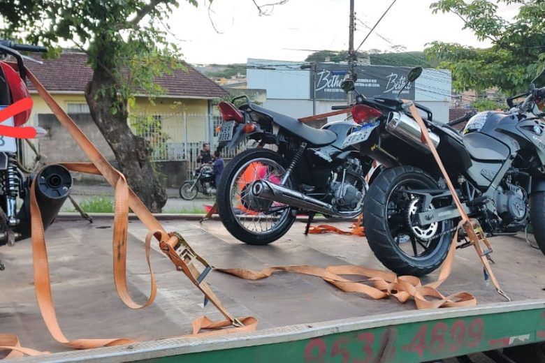 PM fecha o cerco e apreende motos barulhentas em Itabira