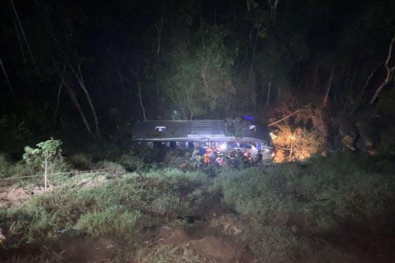 Ônibus cai na ribanceira e deixa dois mortos na BR-381, em Monlevade