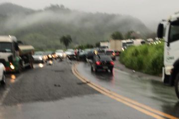 Três carros se envolvem em acidente no corte de Pedras, em Monlevade