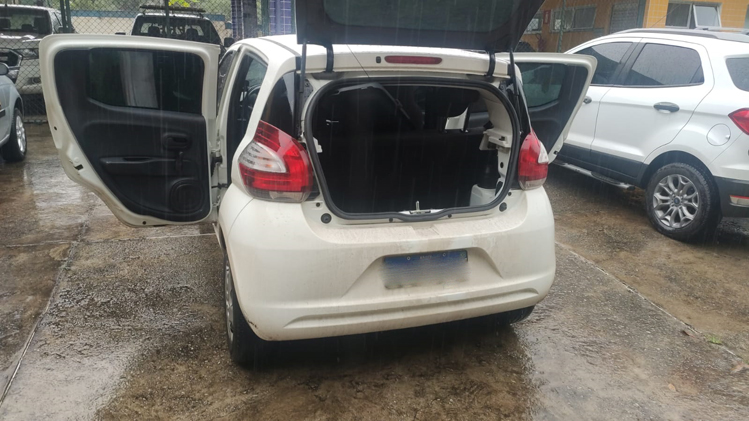PRF recupera carro roubado e apreende 145 kg de maconha em Monlevade