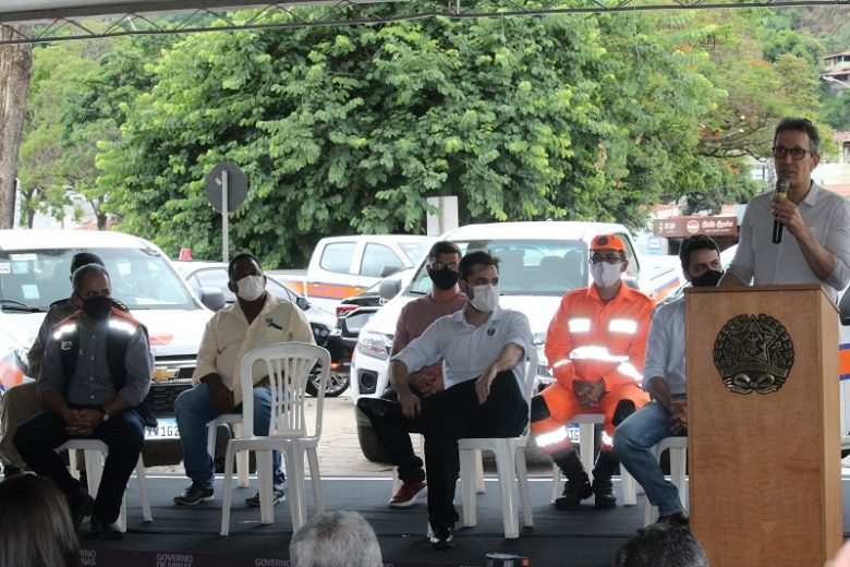 Em Santa Maria, Zema entrega kits para a Defesa Civil de 12 municípios