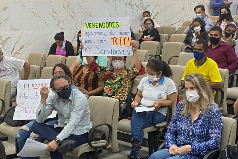 Sob protestos de servidores, projeto de lei da Prefeitura é aprovado na Câmara