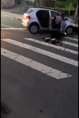 Motorista fica inconsciente após choque contra árvore