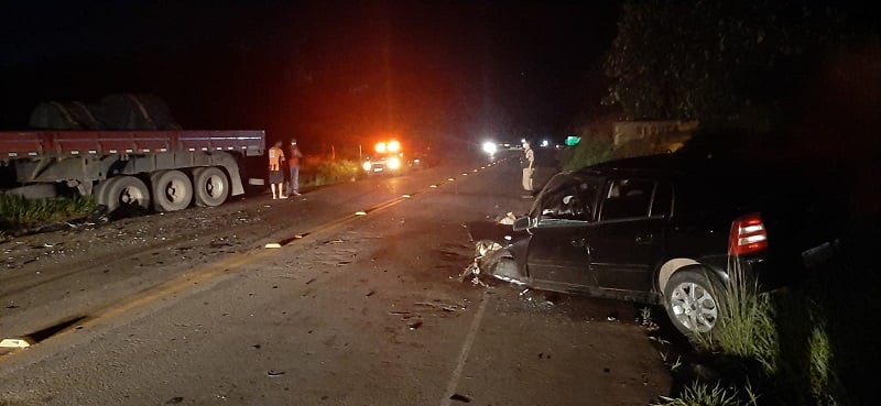 Motorista morre em colisão frontal com carreta na MG-129, em Itabira