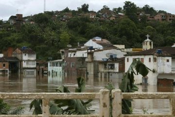 Fortes chuvas interrompem fornecimento de energia em cidades do interior da Bahia