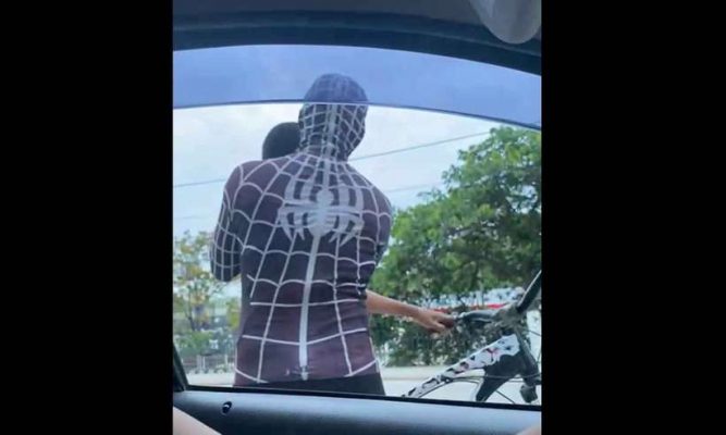 "Homem-Aranha" tem ataque de fúria e enforca criança em Teófilo Otoni